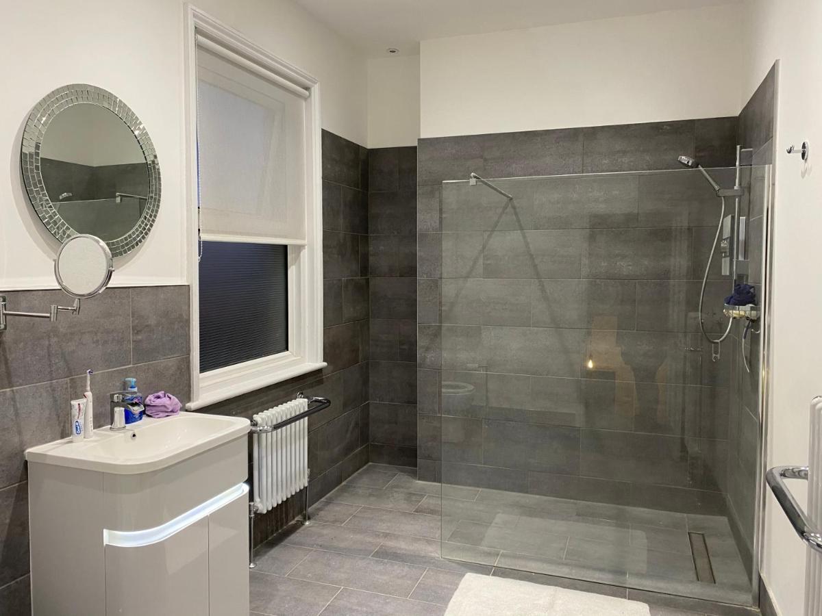 Westgate Two-Bedroom Homestay Suite Екстер'єр фото